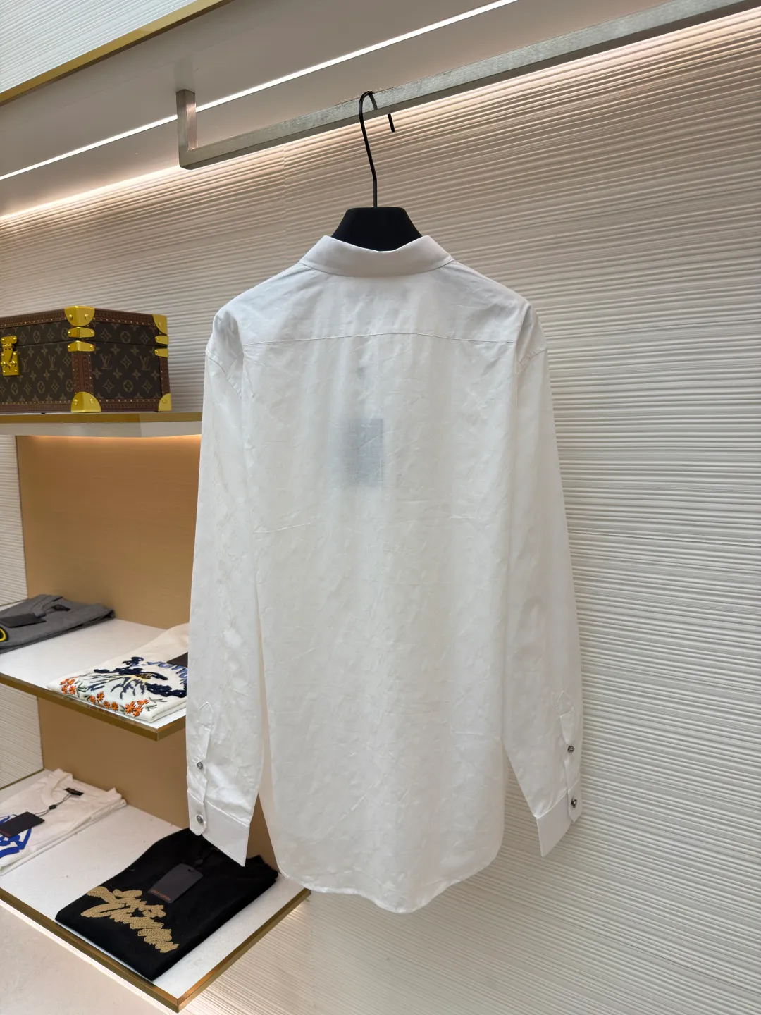 LOUIS VUITTON full-print jacquard long-sleeved shirt ●Original version: purchased and developed by 7550 ●Item number: 1681837-A75 ●Fabric: cotton jacquard fabric ●Technology: printing production ●Color: white ●Version: fitted version ●Weight: about 205 grams ●Size: 36-38-40-42 ●Description: This LV lapel shirt is made of high-count combed cotton jacquard fabric. The brand logo is hidden in the fabric texture through precision jacquard technology. The texture is delicate and high-end. The craftsmanship adopts manual overlocking processing, and the stitching on the collar, placket, cuffs and other details is even and neat, and the edges are smooth and burr-free, taking into account both durability and sophistication. The single-row buttons are made of matte metal buckles of the same color, echoing the texture of the fabric and fastening smoothly. The silhouette is slim and slightly loose, and the length, shoulder width and other data are accurately adapted according to the size gradient. The curved hem design enhances the fit. The fabric is skin-friendly and breathable. It is recommended to wash it by hand to protect the jacquard texture. It is a business and casual item that combines texture and practicality. The overall wiring is straight and delicate, the fabric is comfortable and soft, and the color is consistent without color difference. It can be matched with the same style to create a fashionable look and control various occasions. Customized accessories, complete with three standards, same style for men and women!